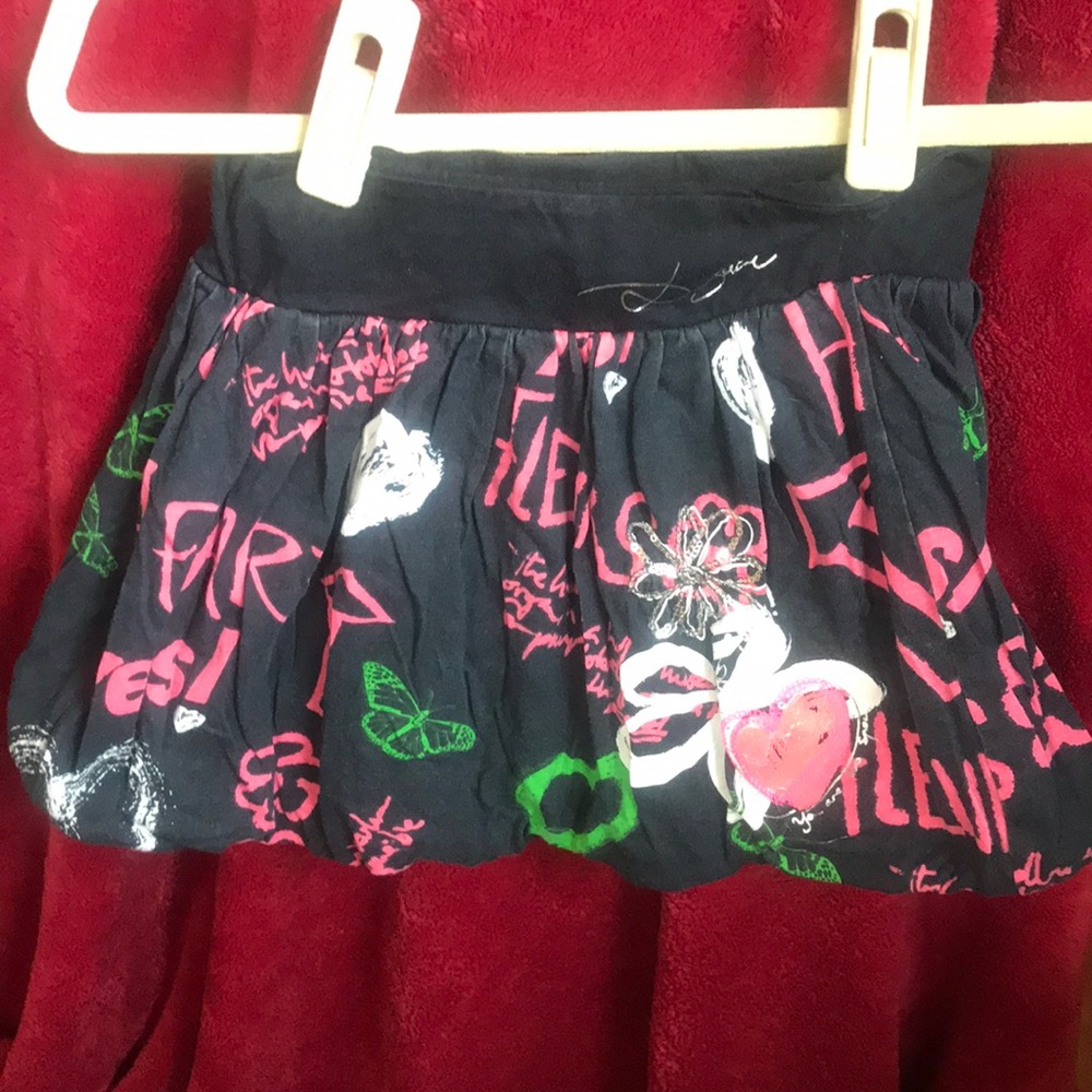 Skirt size 7. But seems to run small